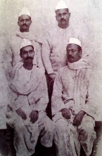 डॉ. राजेन्द्र प्रसाद और बिहार विभूति डॉ. अनुग्रह नारायण सिन्हा (बाएं से दाएं) अपने सहपाठियों के साथ