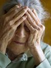 अल्ज़ाइमर रोग से पीड़ित एक वृद्ध औरत