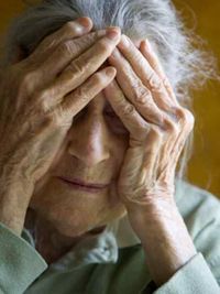 अल्ज़ाइमर रोग से पीड़ित एक वृद्धा