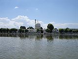 Hazratbal-Mosque-And-Dal-Lake.jpg