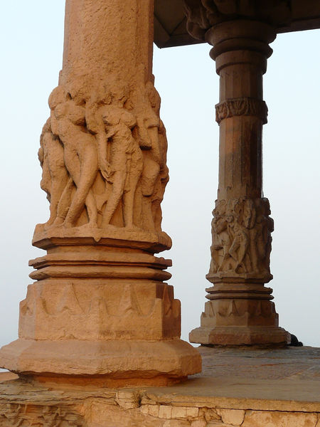 चित्र:Saas-Bahu temple-11.jpg