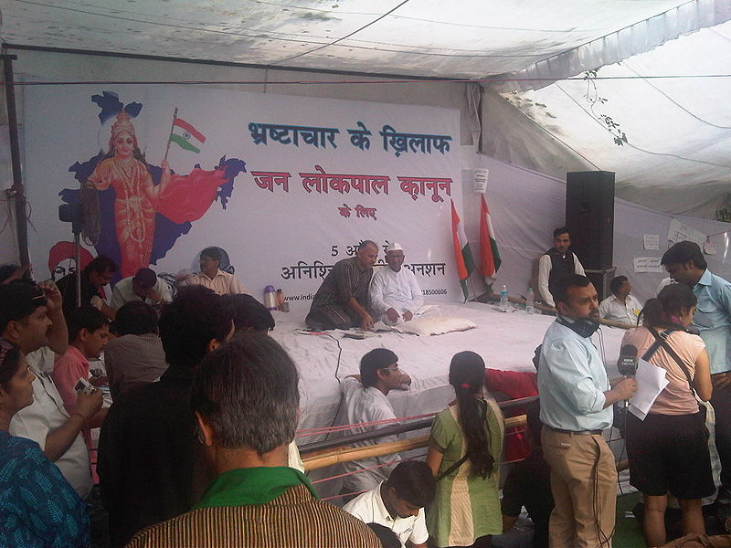 चित्र:Anna-Hazare-Delhi.jpg
