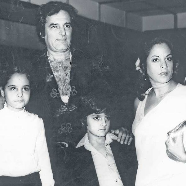 चित्र:Feroz-khan-family.jpg