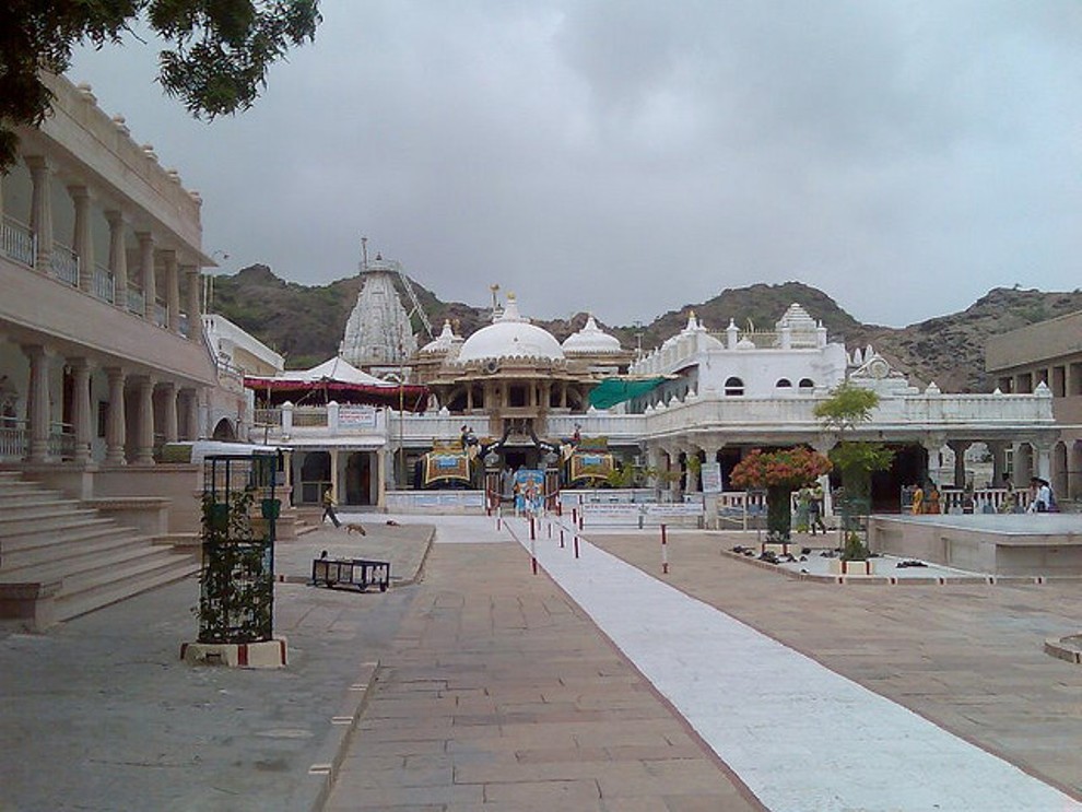 Parsvanath-Temple-Nakoda.jpg