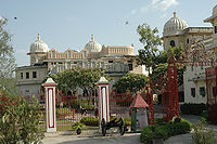 पुराना राजमहल, उदयपुर रेलवे स्टेशन से लगभग 2 से 3 किमी की दूरी पर स्थित है।