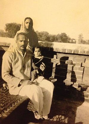 Chaudhary-Digambar-Singh with family.jpg