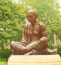 लंदन स्थित महात्मा गाँधी जी की कांस्य मूर्ति