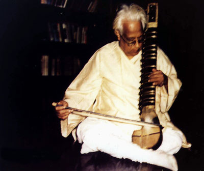 चित्र:Satyendra Nath Bose playing Israj.jpg