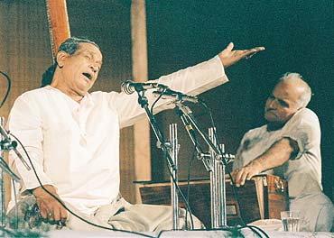 शास्त्रीय गायन में 'आलाप' लेते हुए पंडित भीमसेन जोशी