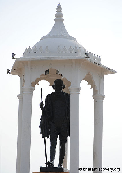 चित्र:Gandhi-Statue-Pondicherry-3.jpg
