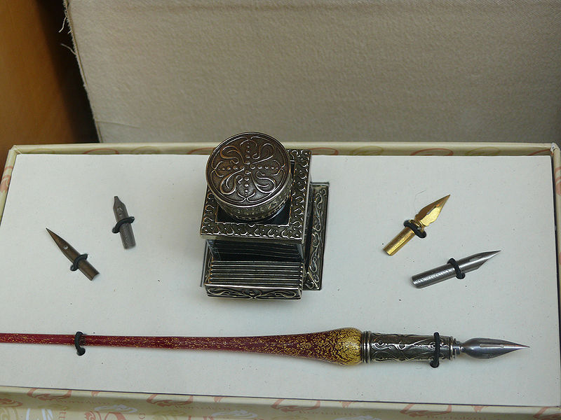 चित्र:Old-Quill-Set.jpg