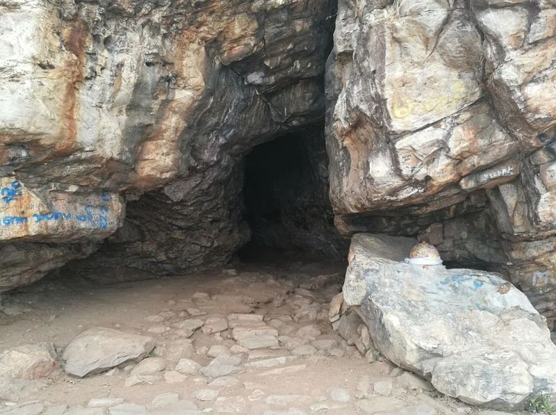 चित्र:Saptaparni-Cave.jpg