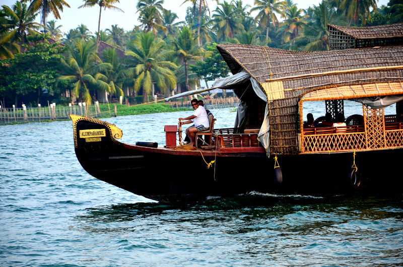 चित्र:Vembanad-Lake-5.jpg