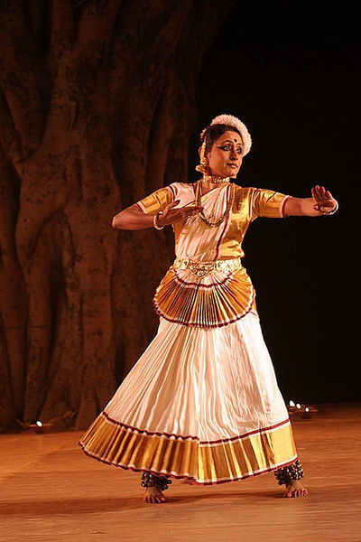 चित्र:Mohiniattam-Dance.jpg