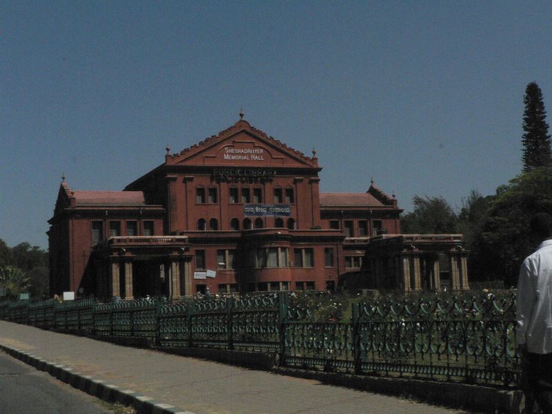 चित्र:Public-Library-at-Cubbon-Park.jpg