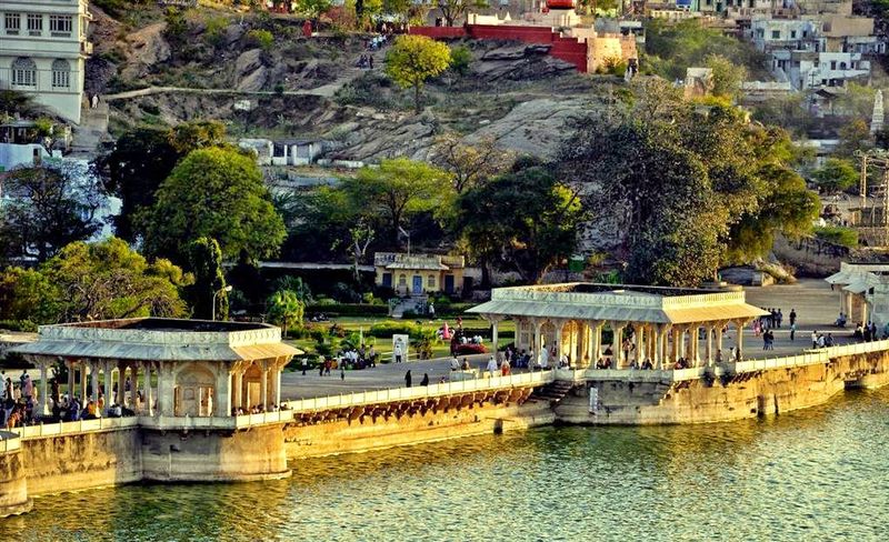 चित्र:Anasagar-Lake-1.jpg