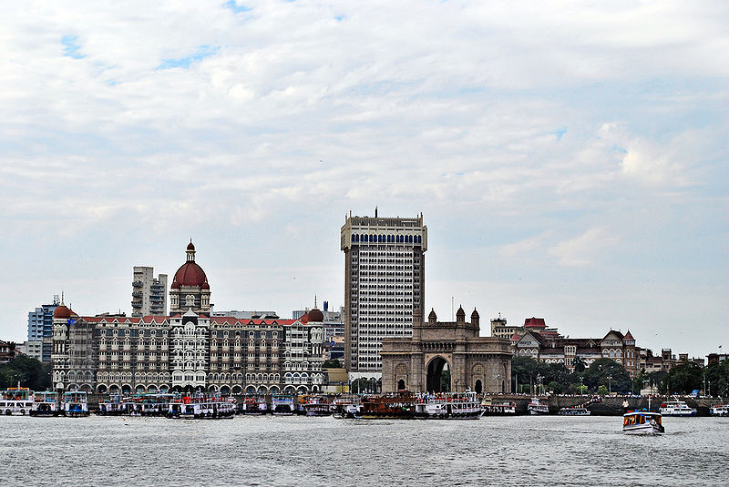 चित्र:Hotel-Taj-And-Gateway-Of-India.jpg
