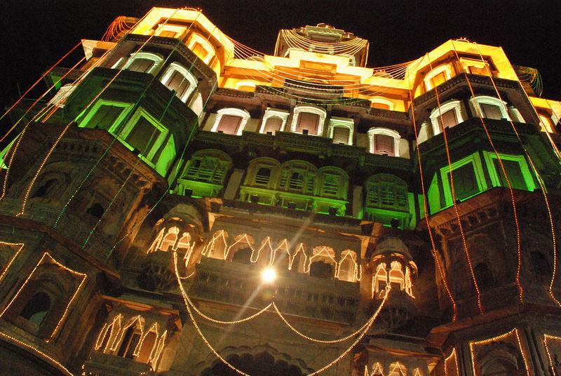 चित्र:Rajwada-Indore-3.jpg