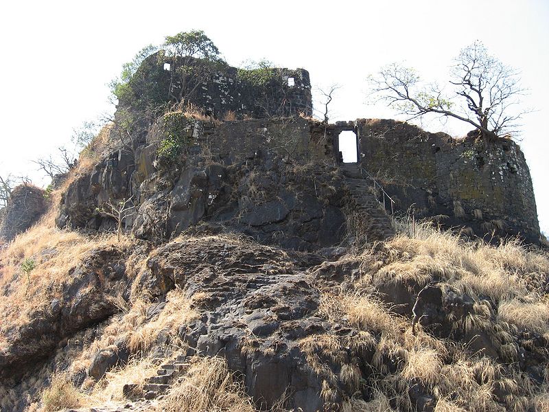 चित्र:Karnala-Fort-Main-Gate.jpg
