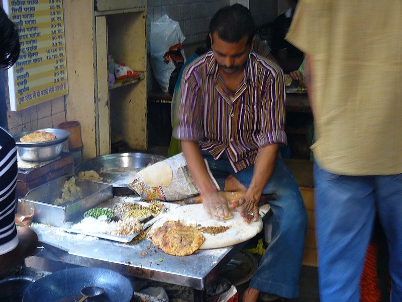 चित्र:Man-Making-The-Parathas.jpg
