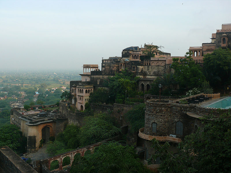 चित्र:Neemrana-Fort-Palace-1.jpg