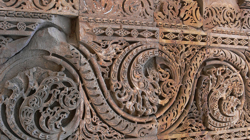 चित्र:Quwwat-ul-islam-mosque-delhi-3.jpg