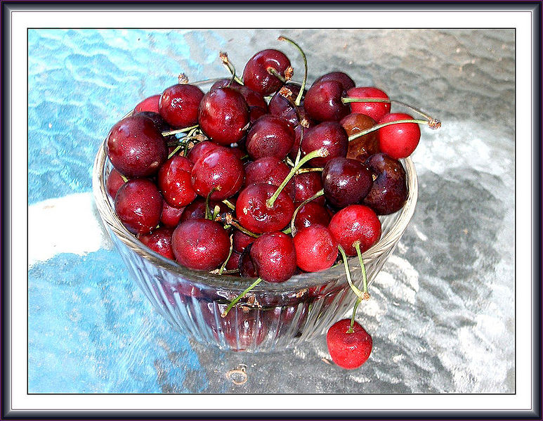 चित्र:Cherries.jpg