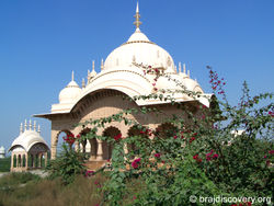 कुसुम सरोवर स्थित एक छतरी