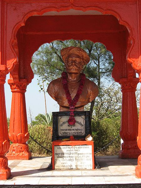 चित्र:Tanaji-Statue-Sinhagarh-Fort.jpg