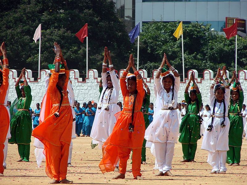 चित्र:Children-Performing.jpg