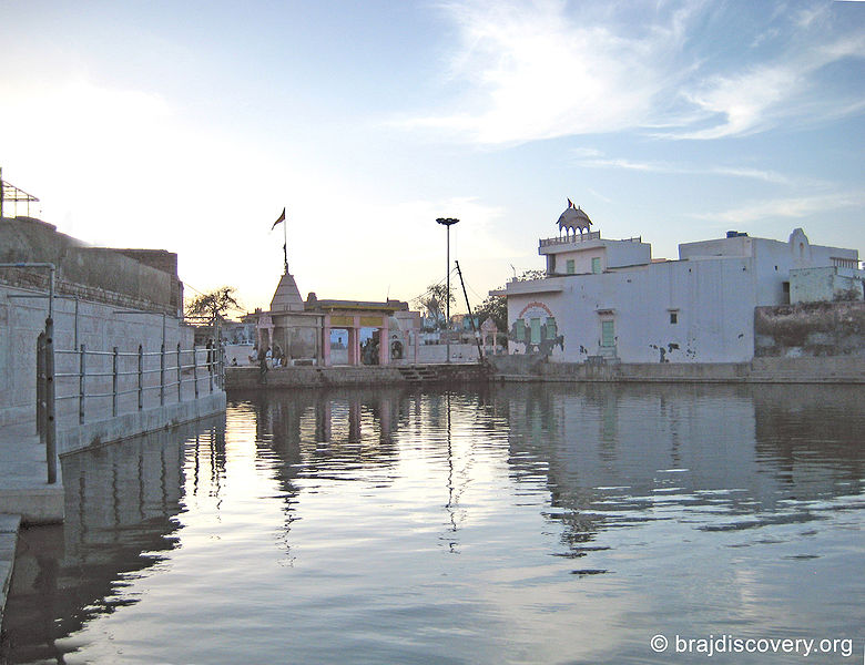 चित्र:Krishna Kund Govardhan Mathura 2.jpg