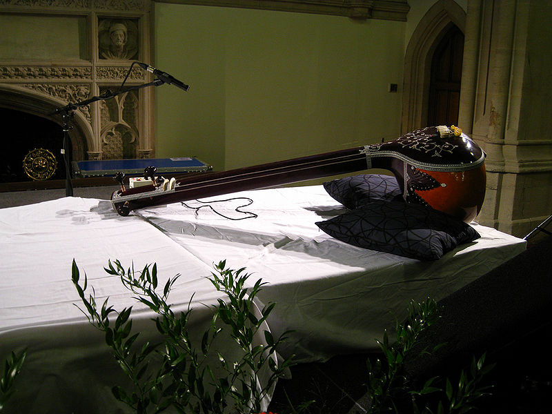 चित्र:Tanpura.jpg