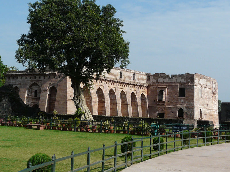 चित्र:Hindola-Mahal-Mandu-8.jpg