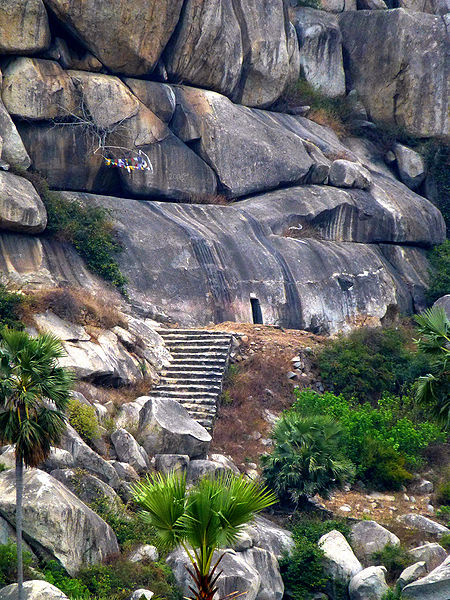 चित्र:Staircase-and-Cave-Entrance.jpg