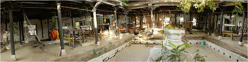 चित्र:Women-at-work-180°-Panorama-Maheshwar.jpg