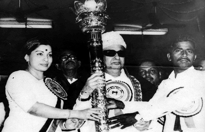 चित्र:Jayalalitha-with-MG-Ramachandran.jpg