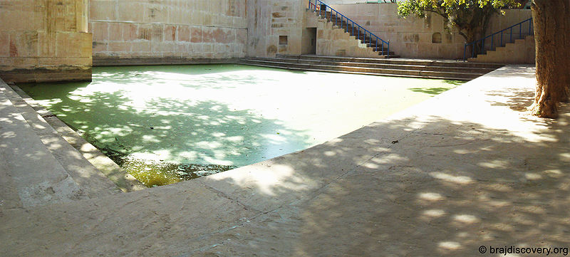 चित्र:Tapt-Kund-Badrinath-Temple-Deeg-4.jpg