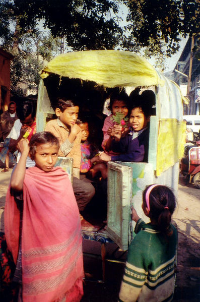 चित्र:Varanasi-Schoolbus.jpg