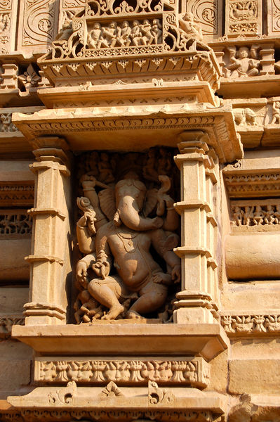 चित्र:Lakshmana-Temple-Khajuraho-9.jpg