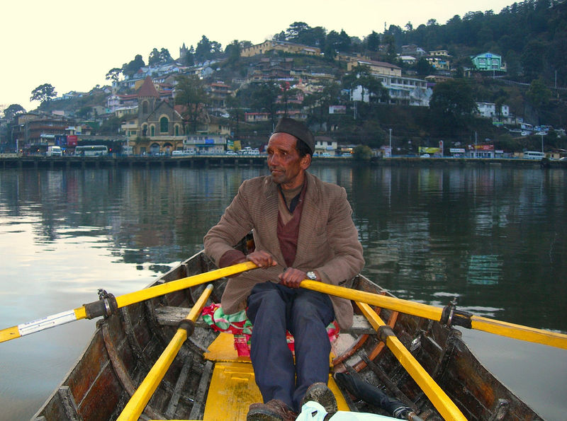 चित्र:Boat-Man-at-Naini-Lake.jpg