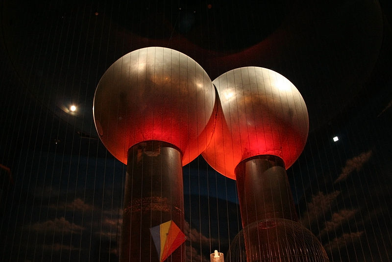 चित्र:Van-De-Graaff-Generator.jpg