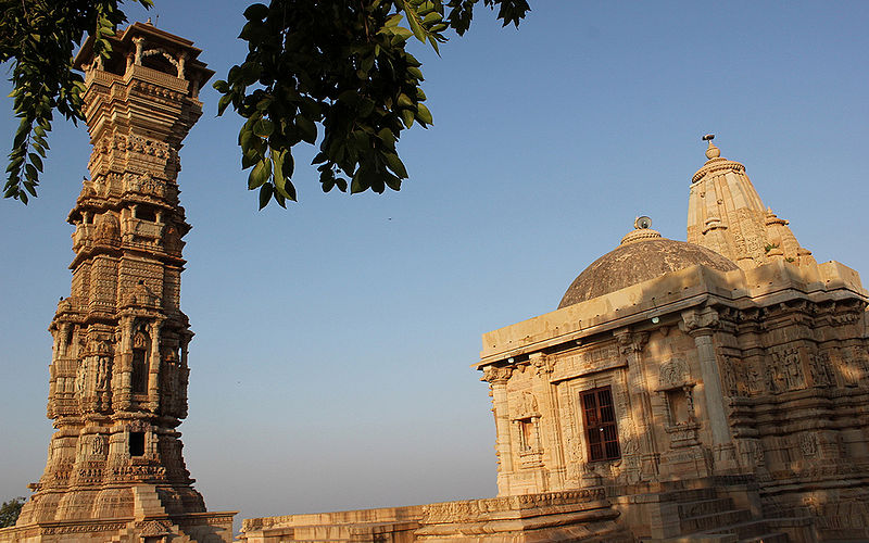 चित्र:Jain-kirti-stambh-and-temple.jpg