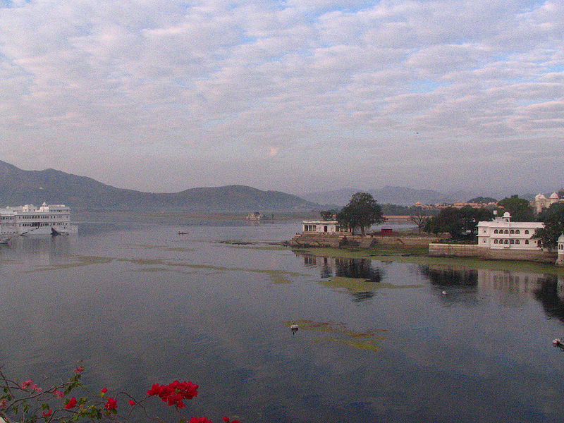 चित्र:Pichola-Lake-Udaipur.jpg