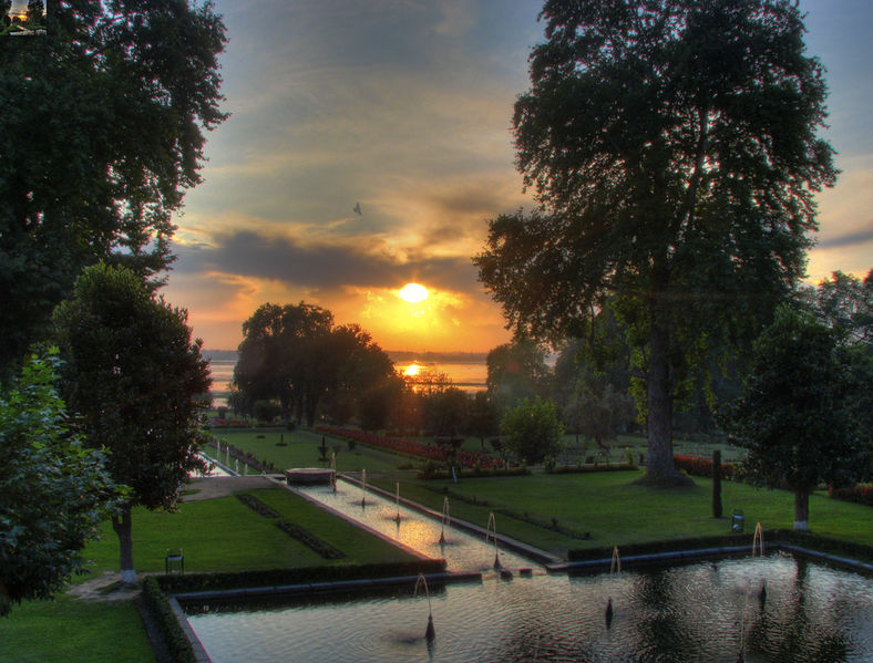 चित्र:Sunset-at-Nishat-Bagh.jpg