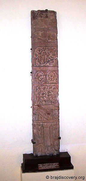 चित्र:Upright-Pillar-Showing-Architectura-Motifs-Mathura-Museum-63.jpg