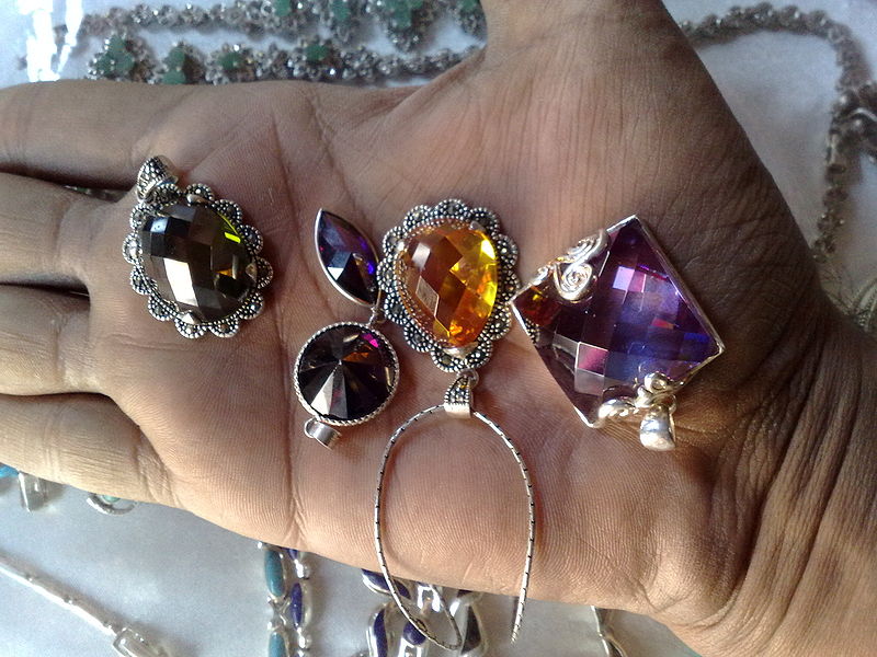 चित्र:Gemstone-1.jpg