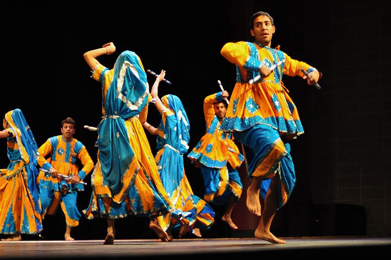 चित्र:Dandiya-Raas-Gujarat-1.jpg