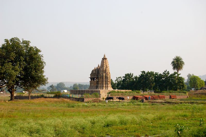 चित्र:Javari-Temple-Khajuraho-7.jpg