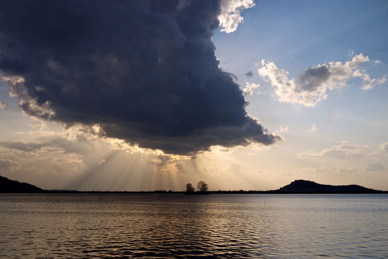 चित्र:Last-Rays-Dal-Lake-Srinagar.jpg
