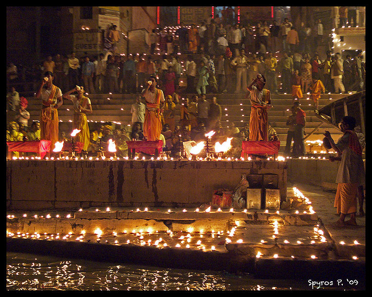 चित्र:Diwali-Aarti-Varanasi.jpg